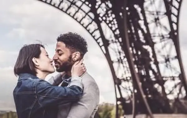 パリ、フランスのロマンチックなカップル