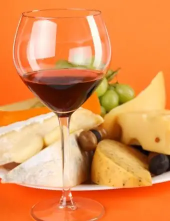 https://cf.ltkcdn.net/french/images/slide/124723-594x808-wine-and-cheese.webp