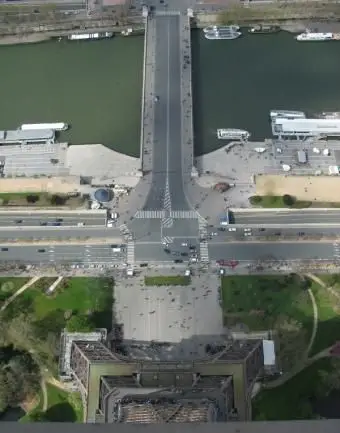 https://cf.ltkcdn.net/french/images/slide/124873-600x800-top_of_Eiffel_tower.webp