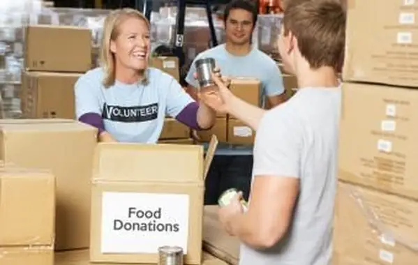 Iglesias con despensas de alimentos