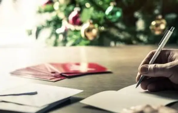 크리스마스 카드를 작성하는 사람