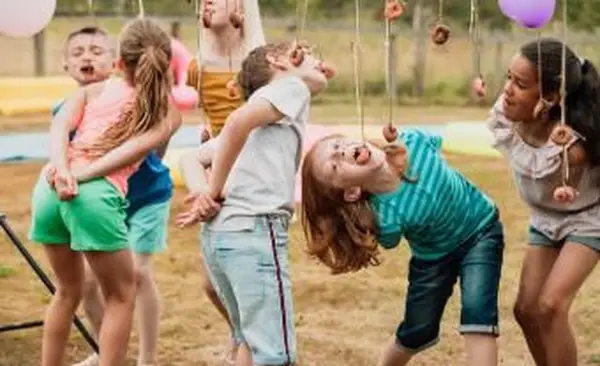 Jouer à des jeux de fête d'été