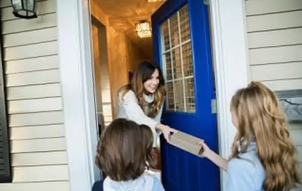 Meninas vendendo de porta em porta