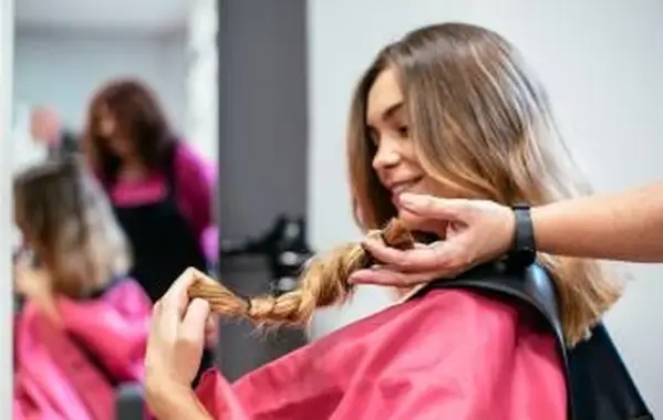 髪を寄付する女性