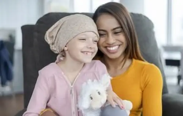 がんの少女が母親の上に座っている