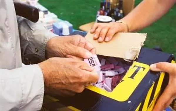 Mann mit Tombola-Ticket