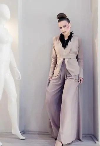 Koledzy rozmawiają przy drinku na imprezie po pracy