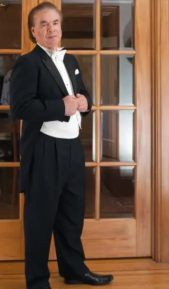 Starszy mężczyzna ubrany w biały smoking