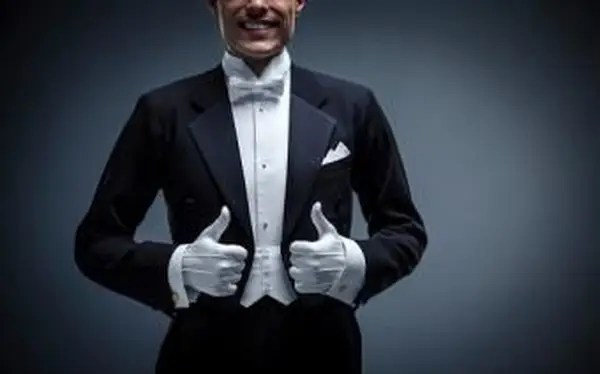 mężczyzna w formalnym smokingu z rękawiczkami