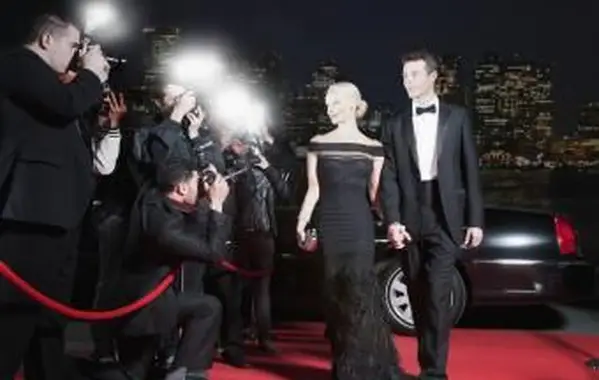 Para ubrana w czarny krawat