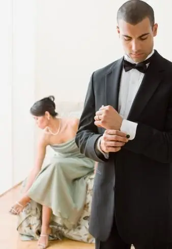 Kobieta ubrana w spodnie z szerokimi nogawkami