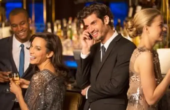 Trzy pary na przyjęciu?