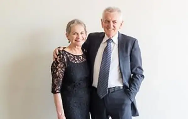 mężczyzna i kobieta w świątecznych strojach