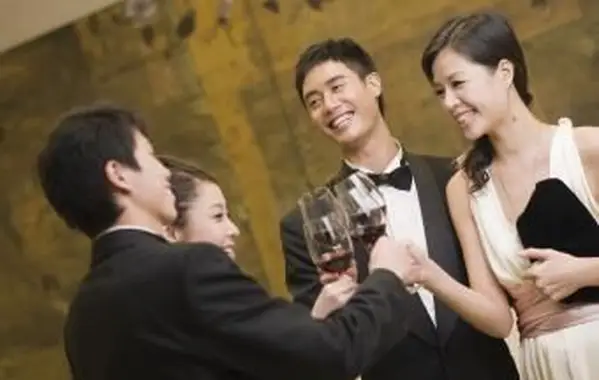 W co się ubrać na gale charytatywne i imprezy zbiórki pieniędzy