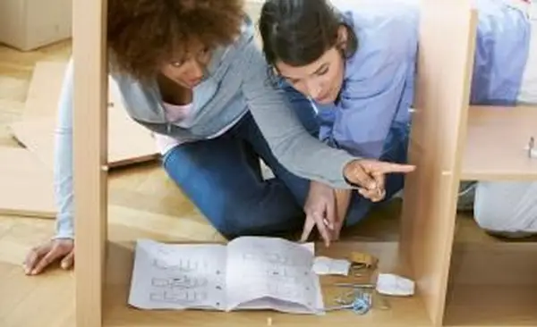 Amis assemblant des étagères