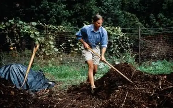 Hombre palear mantillo en el patio