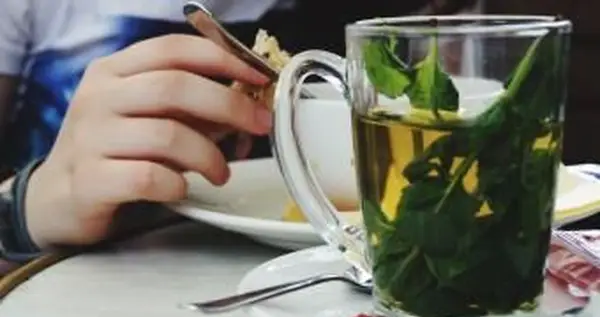 Sklenený hrnček s bylinkovým čajom