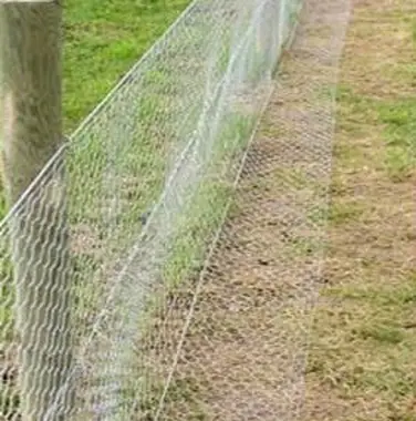 Filo a forma di L sul fondo della recinzione