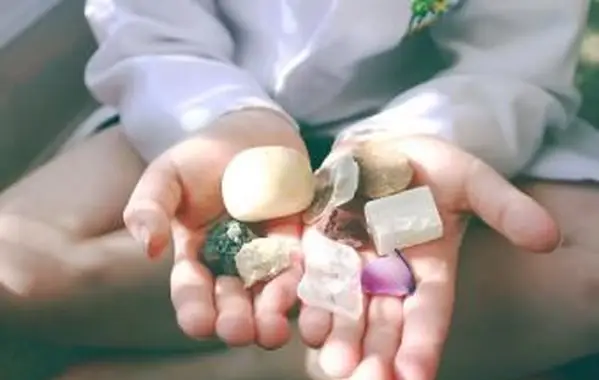 Liste des pierres précieuses: Guide de 18 pierres précieuses communes