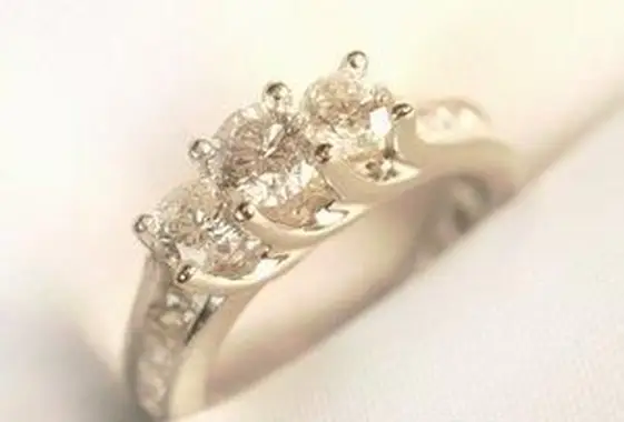 כיצד לנקות טבעות זירקוניה מעוקבות: 5 שיטות לזרוח