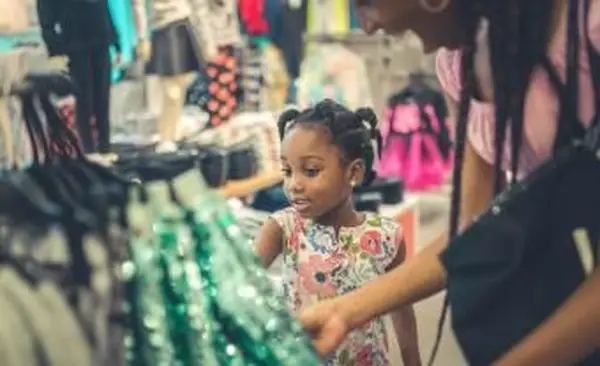 בגדי ילדות גבוהים: חנויות פופולריות וטיפים לסטייל