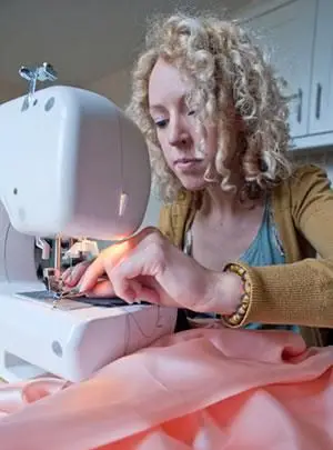 Mama šije pagaentové šaty