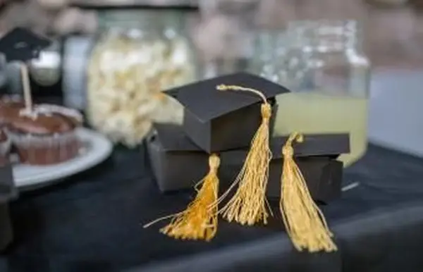 Maturitný párty stôl