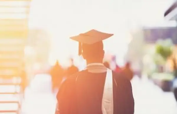 Čerstvý absolvent odchádzajúci na ulici