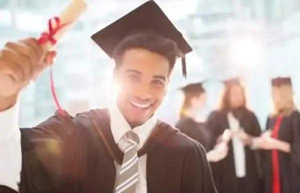 Usmievavý absolvent drží diplom