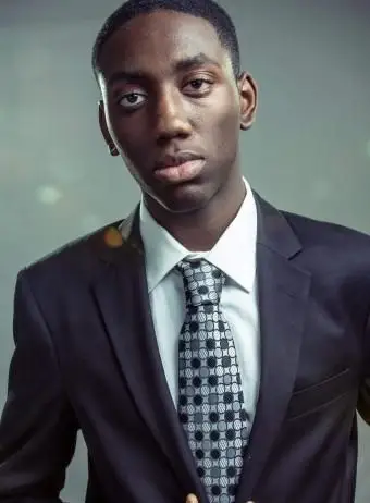 צעיר בחליפה