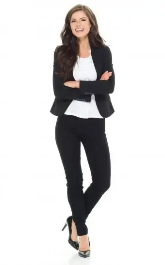 אישה צעירה בחליפה