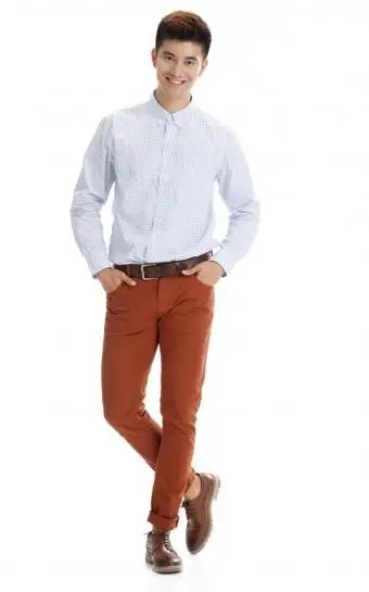 איש צעיר בלבוש מזדמן