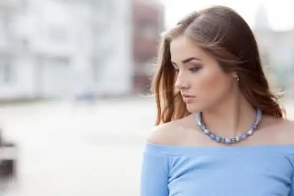 ילדה עם שרשרת