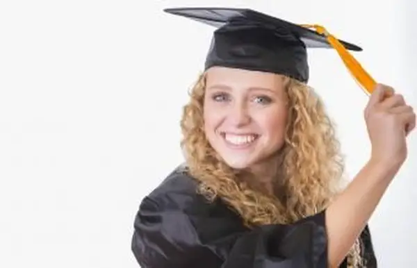 W którą stronę idą frędzle ukończenia szkoły?