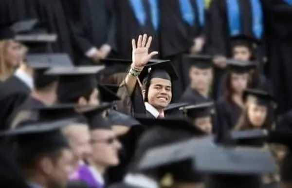 בוגר תיכון מנופף