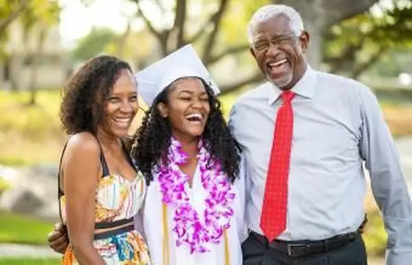 卒業時の10代の少女とその家族