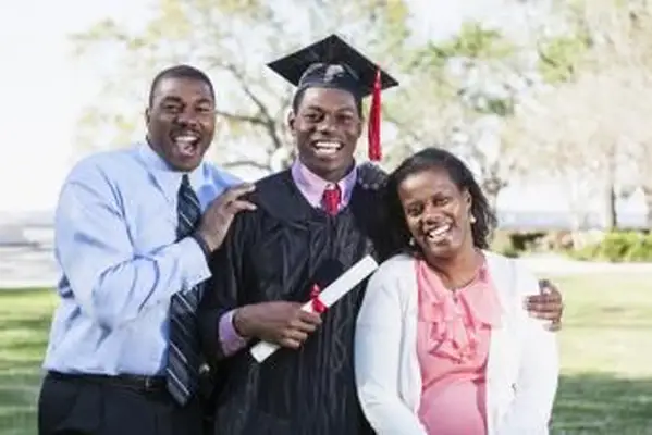 Laureato maschio afroamericano con genitori
