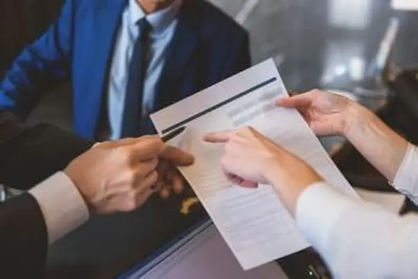 Mujer sosteniendo formulario para completar