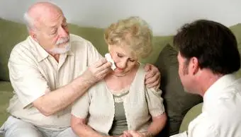 couple de personnes âgées avec directeur de pompes funèbres