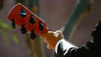 homme jouant de la guitare