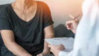 Thanatologie et rôle d'un thanatologue expliqué