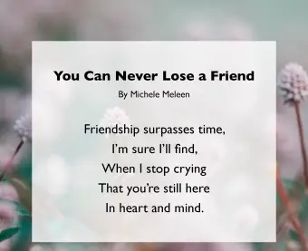 Chambre de bébé vide avec mobile fait main qui pèse dessus