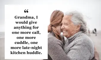 Grand-mère et petite-fille affectueuses s'embrassant sur la plage