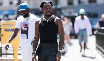 Muž na sobě černé tílko