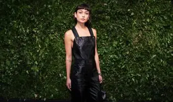 Žena na sobě tmavé kombinézy