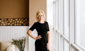 černé šaty s krátkým rukávem