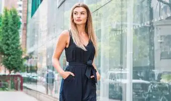 Žena s dlouhými hnědými vlasy na cestách