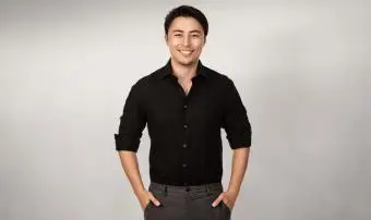 muž v černé košili a šedých kalhotách