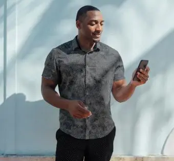 mladý muž na sobě košili