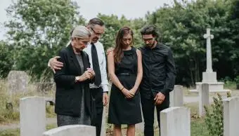 Co si obléct na letní pohřeb: Snadné tipy a nápady na oblečení